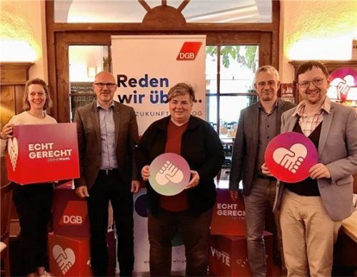 Die Vortragenden beim Sommerpressegespräch des DGB-Kreisverbandes Rosenheim: (von links) Simone Stefan, Günter Zellner, Heike Stoffels, Alexander Kirnberger und Dr. Stefan PlenkFoto DGB
