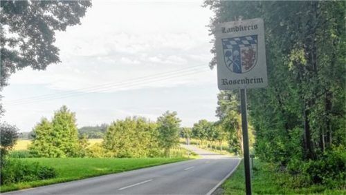 Die weiß-blauen Rauten des Wappens Rosenheim wurden vom ehemaligen Landkreis Bad Aibling übernommen, einem der ältesten Herrschaftsgebiete der Wittelsbacher.