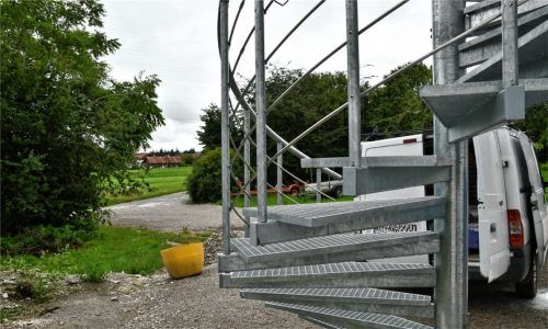 Die Wendeltreppe zum Speicher muss weg, beschloss der Gemeinderat, auch wenn der nächste Nachbar (im Bildhintergrund) keine Probleme damit hat. Foto Schlecker