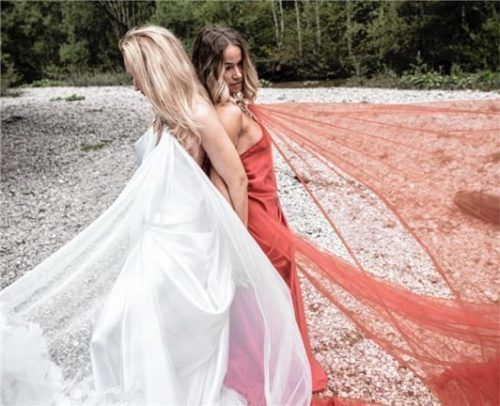 Diese beiden Kleider wurden von dem Märchen „Schneeweißchen und Rosenrot“ inspiriert.