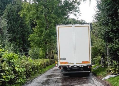Dieser Lkw hatte einen Riss im Tank, der beim Rangieren entstanden war. Der Treibstoff lief auf die Straße und in den Bach, der rund fünf Meter entfernt ist. Fotos Feuerwehr Au