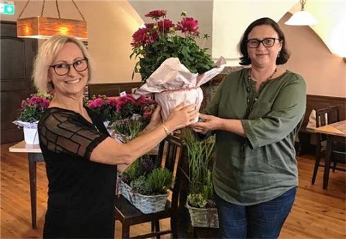 Dr. Christine Kosanovic (links) überreicht Angelika Wolfertstetter ein kleines Dankeschön für die Arbeit des Gartenbauvereins. Foto Handke