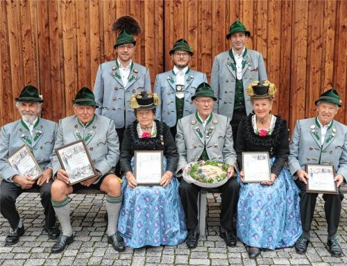 Ehrungen für die 60-jährige Mitgliedschaft beim Trachtenverein Frasdorf. Von links: Hans Huber, Leopold Baumgartner, Irmgard Widholzer, Sebastian Bauer (75 Jahre), Anni Brunner, Altbürgermeister Benno Voggenauer senior, dahinter zweite Reihe stehend der Vorsitzende des Trachtenvereins „D’Lamstoana“ Frasdorf Sebastian Graf (Mitte) und seine beiden Stellvertreter Georg Wörndl (rechts) und Andreas Kink (links). Fotos Rehberg
