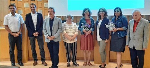 Ein Dank für das Engagement: Dilek Mermer-Kollmuß (Zweite von rechts) und Maria Speer (Mitte) nahmen gerne die Glückwünsche von Geschäftsführerin Claudia Georgii (Dritte von rechts), der Fachlichen Leitung Sandra Pawle, von Harald Neu (Dritter von links), seinem Stellvertreter Hans Holzmeier (links), Schatzmeister Erich Schlarb (rechts) und von Oberbürgermeister Andreas März entgegen.Foto re