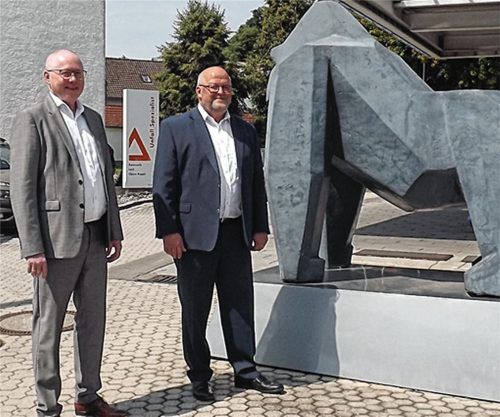 Ein hervorragendes Jahr trotz Corona: Michael Ostermaier (links) und Klaus Schroff mit dem Firmen-Gorilla. Foto  Jaensch
