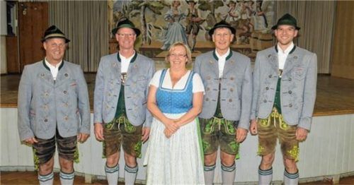 Ein Teil des frisch gewählten Trachtenvorstands: (von links) Zweiter Vorsitzender Thomas Fuchs, Vorsitzender Peter Zaggl, Schriftführerin Elisabeth Vogt, Kassier Georg Vogt und Zweiter Kassier Stephan Sprinzing.Foto re