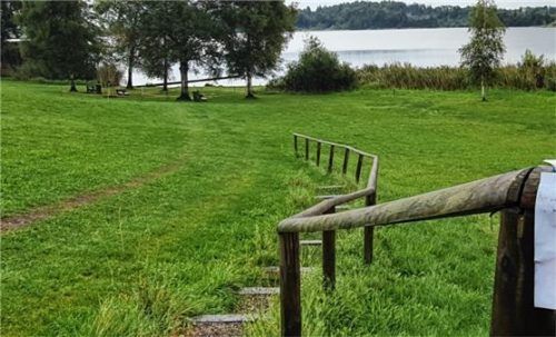 Ein Verbotsschild am Pelhamer See weist auf die Verunreinigung des Sees hin. Foto Ammelburger