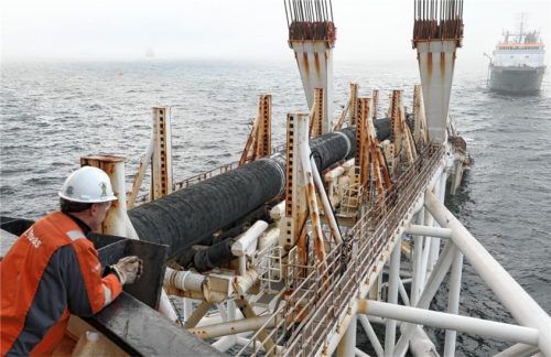 Ein Verlegeschiff bringt in der Ostsee Rohre für die umstrittene Gaspipeline Nord Stream 2 aus. Foto dpa