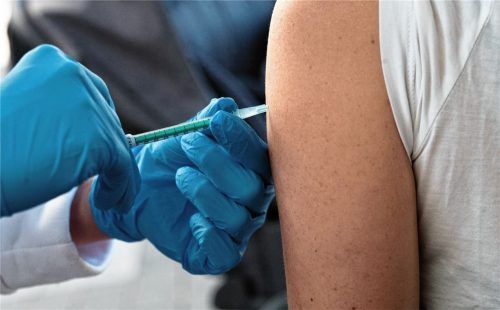 Eine Frau wird während einer Impfaktion auf dem Wochenmarkt mit dem Impfstoff von Biontech/Pfizer gegen das Coronavirus geimpft. Das Thema sorgt bei unseren Lesern auch weiterhin für heftige Diskussionen.Foto dpa