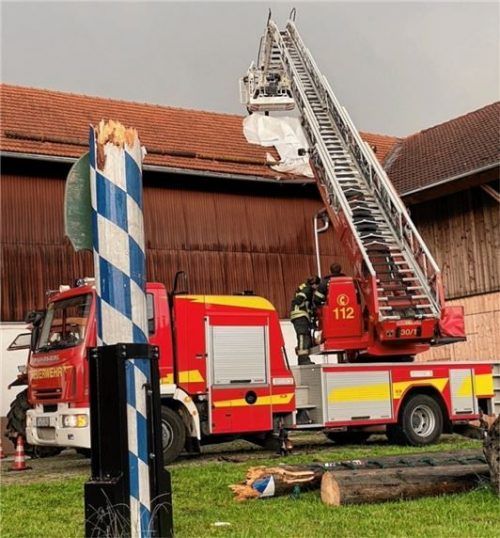 Eine Sturmböe hatte diesen Maibaum bei Berg zum Abbrechen gebracht. Foto Feuerwehr/Hobmaier