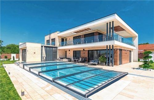 Eine Überdachung des Pools hilft beim Energiesparen: Sie verhindert, dass das Wasser abkühlt. Foto Robert Kovacs/dpa