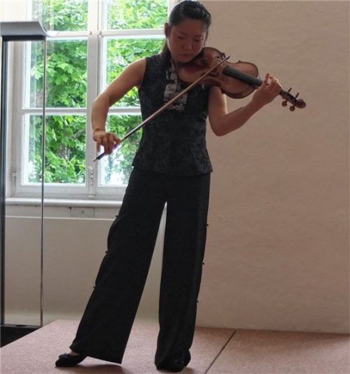 Eine wunderbar wandelbare Künstlerin: Tianwa Yang spielte im Bibliothekssaal Bach und Ysaÿe.Foto  Frei