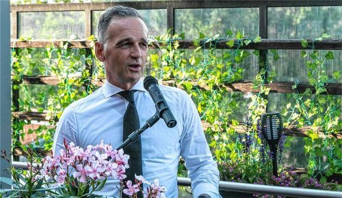Einem bunten Strauß von Besucherfragen stellte sich Bundesaußenminister Heiko Maas beim Besuch im Brauereigasthof Schnitzlbaumer in Traunstein. Foto Effner