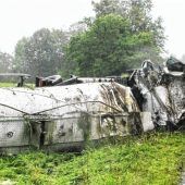 Milchlaster kippt auf der Autobahn um