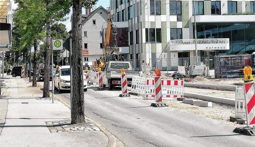 Einspuriger Verkehr am Rathaus ist die aktuelle Lösung für die Baustelle in der Rosenheimer Straße. Foto Sautter