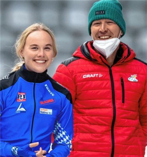 Eisschnelllauf-Stützpunkttrainer Andreas Kraus mit Anna Ostlender, die eine Teilnahme an den Olympischen Spielen im Visier hat.Foto Ernst Wukits