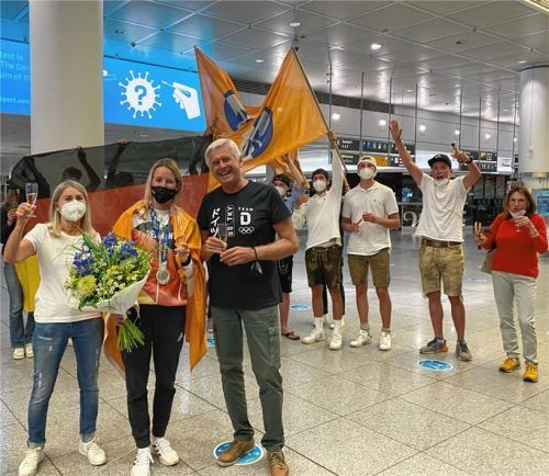 Empfang am Flughafen in München nach der Rückkehr aus Tokio: Tina Lutz mit ihrer Mutter Rita und Vater Reinhold vor der Abordnung des Chiemsee Yacht Clubs. Foto privat