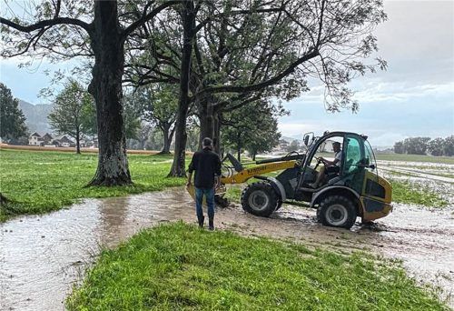 Entspannung für das Hochwasser am Goldbach brachte die Entscheidung von Klaus und Anian Folger (von links), die Uferböschung zu öffnen, damit das Wasser auf ihre tieferliegenden Weideflächen abfließen kann. Fotos  Re