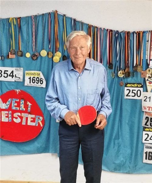 Erfolgreicher Sportler vor der Wand voller Medaillen: Heiner Koula ist auch mit 90 Jahren eng mit dem Tischtennisspielen verbunden. Foto Sautter