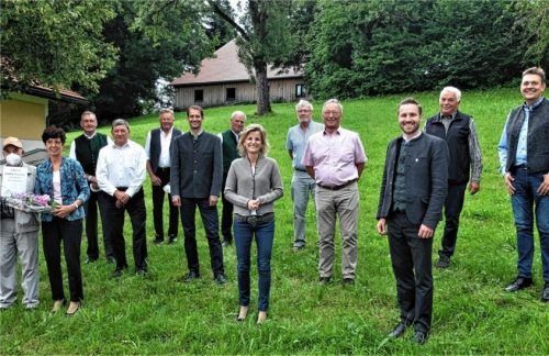 Erinnerungsfoto nach der Jahreshauptversammlung: (von links) Erich Reichert (für 45 Jahre geehrt), Vorsitzende Ulrike Plankl (25 Jahre), stellvertretender Vorsitzender Georg Kaffl, Josef Heller (40 Jahre), Ludwig Plankl (25 Jahre), Rosenheims Oberbürgermeister Andreas März, Johann Rutz (40 Jahre), Bundestagsabgeordnete Daniela Ludwig, Johann Bramel (35 Jahre), Klaus Storch (45 Jahre), Zweiter Bürgermeister Daniel Artmann, Wolfgang Unertl (25 Jahre) und Schriftführer Josch Kaffl (30 Jahre).Foto Knarr
