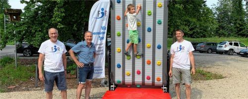 Erster Einsatz: Der junge Lukas erklimmt als Erster die Kletterwand im Beisein von Klaus Schäfer, Werner Rösler und Thomas Schmidt (von links).Foto Sieberath