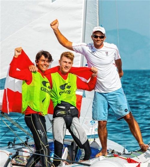 Europameister-Jubel: Der Seebrucker Niclas Lehmann, Niklas Haberl und Trainer Florian Reichstädter (von links). Foto Gianluca di Fazio