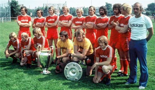 Der FC Bayern München 1974 als Europapokalsieger der Landesmeister und Deutscher Meister. Links oben mit Kapitän Franz Beckenbauer, unten mit Torwart Hugo Robl (Dritter von rechts).Foto dpa