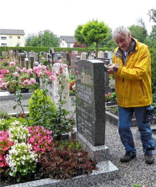 Experte Lothar Mathias aus Gießen hat in dieser Woche rund 2000 Grabsteine auf den Kolbermoorer Friedhöfen auf ihre Standfestigkeit geprüft. Foto Riediger
