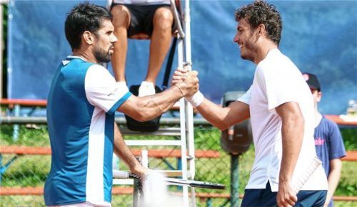 Faire Gratulation nach einem spannenden Spiel: Krefelds Federico Gaio (links) besiegte den Rosenheimer Alessandro Giannessi.Foto Wolfgang Fehrmann