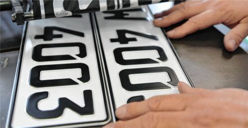 Faktisch an die gleichen Firmen vermietet? Zwei Räume in seinem neuen Verkehrszentrum hat das Rosenheimer Landratsamt an zwei Schilderpräger vergeben. Mitbewerber vermuten, dass es sich hierbei um die gleichen handelt. Foto dpa