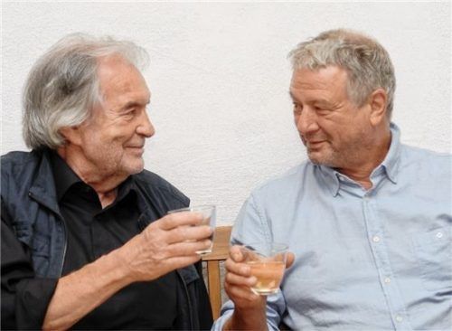 Flamenco-Gitarrist Rudolf Fröschl (links), ein Nachkomme von Bürgermeister Trautner, und Organisator Josef Hederer.