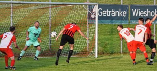 Florian Schindler erzielt in dieser Szene den dritten Treffer für den SV Riedering im Spiel beim WSV Samerberg.Foto Harry Hofmann
