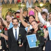 Schüler feiern Schul- und Ausbildungsabschluss