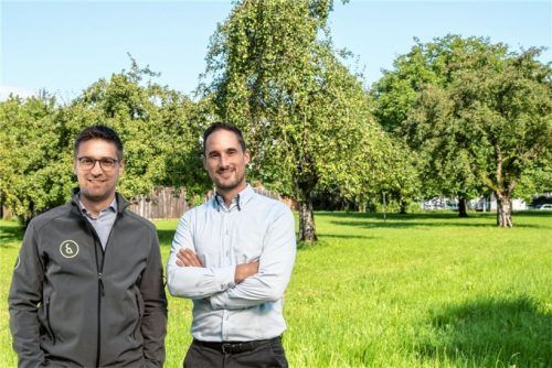 Freuen sich auf das Projekt: Florian Eisner (links) und Maximilian Werndl von „Werndl & Partner“ am Grundstück an der Herderstraße. Foto beech studios