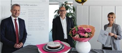 Freuen sich darüber, dass der Stifterkreis Zukunft von Stiftungsinteressierten so gut angenommen wird: Karl Göpfert, Vorstandsvorsitzender der Sparkasse Rosenheim-Bad Aibling, sowie des Stifterkreis Zukunft (links), und die Vorstandsmitglieder des Stifterkreis Zukunft, Alexa Hubert und Markus Götz.Foto Stifterkreis Zukunft