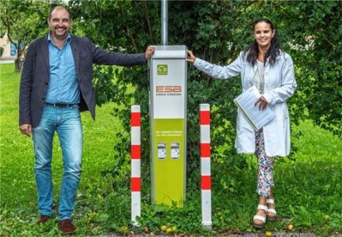Freuen sich über die Inbetriebnahme der E-Ladestationen: Bürgermeister Daniel Wendrock und Daniela Lindl von Energie Südbayern.Foto Klemmer