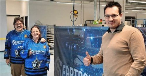 Freuen sich über die weitere Zusammenarbeit: (von links) Josef und Anita Schweiger, Geschäftsführer von Sepptronic, und Starbulls-Geschäftsführer Daniel Bucheli.Foto sepptronic