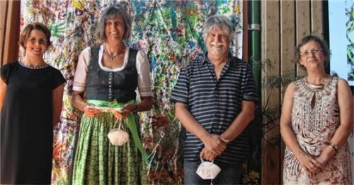 Für den besten Abschluss als Heilerziehungspflegehelferin bekam Regina Gaa (Zweite von links) ein Präsent von (von links) Schulleiterin Bernadette Gaßner, Klassenleiter Herbert Müller und stellvertretender Schulleiterin Christl Mrowczinski überreicht.