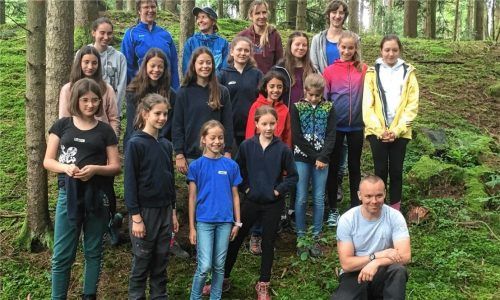 Für den Besuch im Wald gibt Überlebenstrainer Elmar Teucher 14 Mädchen des Rosenheimer Voltigiervereins und ihren Betreuerinnen Tipps und verrät Tricks. Foto Ehrnsberger