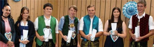 Für die besten Ergebnisse der Klasse 9a beglückwünschte Klassenleiterin Seyra Ziegler die Absolventen Franziska Eisenreich (2,2), Kilian Gruber, Vitus Görgmayer, Dominik Hermann und Vanessa Toll (alle 2,1). Thomas Stahuber erreichte einen Leistungsdurchschnitt von 1,5.