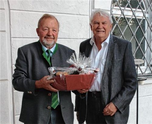 Für sein langjähriges Engagement dankte der stellvertretende Landrat Josef Huber (links) dem scheidenden Leiter des regionalen Schülerwettbewerbs „Heimat erleben“, Dr. Otto Helwig.Foto Landratsamt