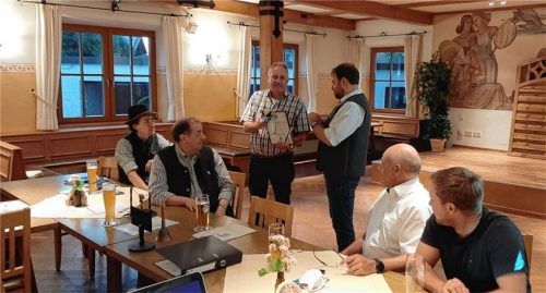 Für sein langjähriges Wirken wählten die Mitglieder Paul Siersch (links, stehend) zum Ehrenvorsitzenden und er erhielt eine Ehrenurkunde sowie ein Abzeichen. Foto RE