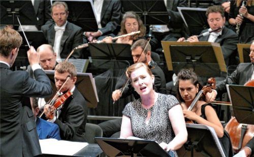 Ganz der Melancholie der Musik gab sich die Mezzosopranistin Paula Murrihy hin. Foto Janka