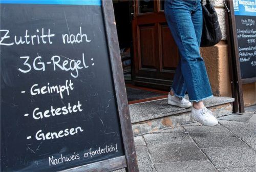 Gastronomie und die drei „Gs“: Die Regel gilt in Rosenheim ab heute auch für den Außenbereich von Gaststätten. Foto dpa