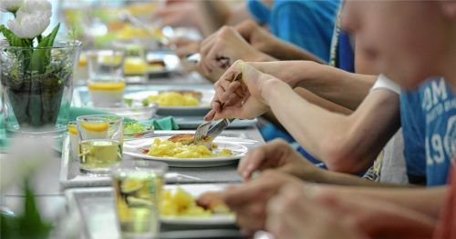 Gemeinsam mittagessen: Bei dem Angebot „Schüler kochen für Schüler“ an der Pauline-Thoma-Schule wurde von und für Schüler das Mittagessen zubereitet. Das kann jetzt nicht mehr stattfinden, da Lehrerstunden reduziert worden sind. Foto dpa
