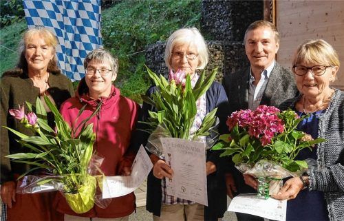 Gertraud Polz, Vorsitzende des Obst- und Gartenbauvereins (links), und Zweiter Vorsitzender Martin Winkler (Zweiter von rechts) ehrten drei Mitglieder für 25 Jahre Mitgliedschaft: Agnes Schießl in Vertretung für ihre Schwester Irmi Schießl (Zweite von links), Olga Lavric (Mitte) und Renilde Spiel. Foto Kirchner