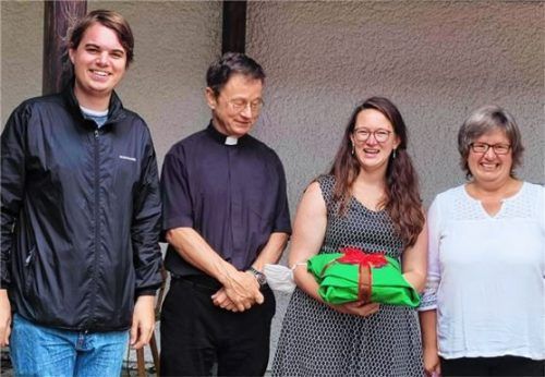 Geschenkübergabe: (von links) Leonhard Sedlbauer vom Stadtkirchenrat, Pfarrer Maurus Scheurenbrand, Barbara Huber und Pastoralreferentin Monika Langer. Fotos re