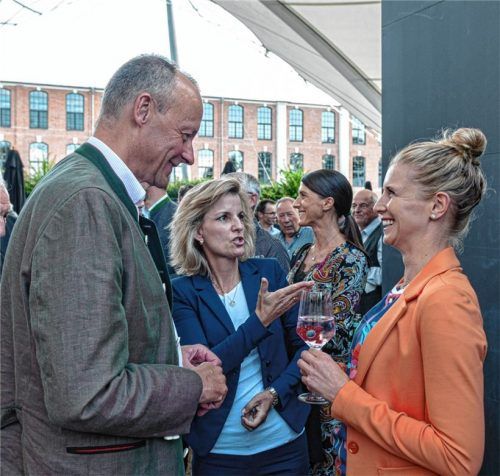 Glückwünsche für die Doppel-Olympiasiegerin: Bundestagsabgeordnete Daniela Ludwig (Mitte) macht Friedrich Merz mit der Aubenhausener Dressurreiterin Jessica von Bredow-Werndl bekannt. Foto Thomae