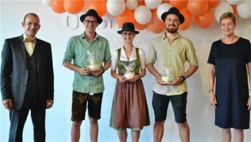 Glückwünsche für die Jahrgangsbesten: (von links) der stellvertretende Schulleiter Josef Oberniedermaier, die Jahrgangsbesten Niklas Nadig, Michaela Weber und Sebastian Schmidt sowie Schulleiterin Bärbel Marx.Foto re