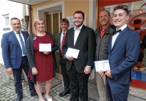 Glückwunsch für den hervorragenden Bäckernachwuchs sowie dessen Ausbilder: (von links) Obermeister Oskar Hofstetter, Annalena Leitner, Adam Ströll, Thomas Mayer, Helmut Moll und Alexander Stadler.